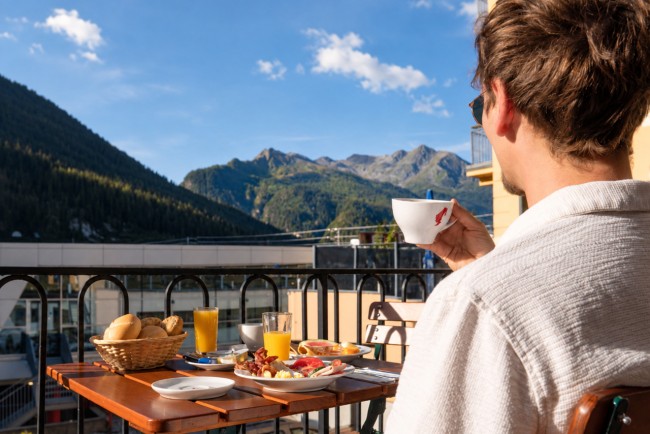 Fr&uuml;hst&uuml;ck mit Blick aufs Gasteiner Bergpanorama