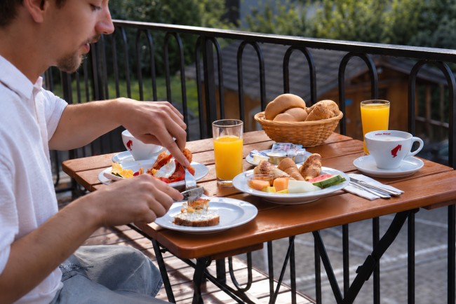 Fr&uuml;hst&uuml;cken am Balkon