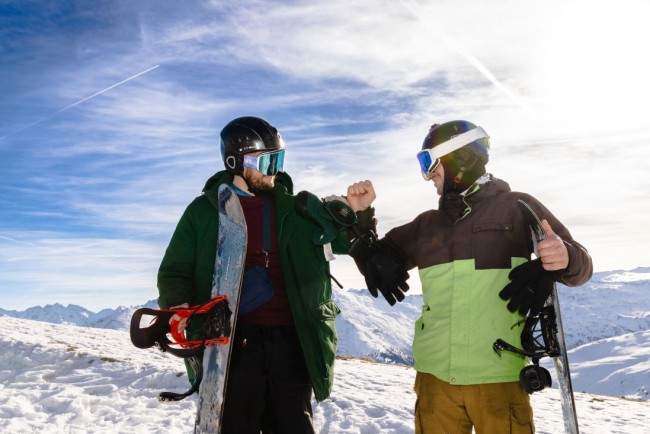 Skifahren und Snowboarden in Ski amad&eacute;