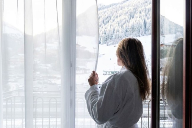 Aussicht auf Skipisten und Therme