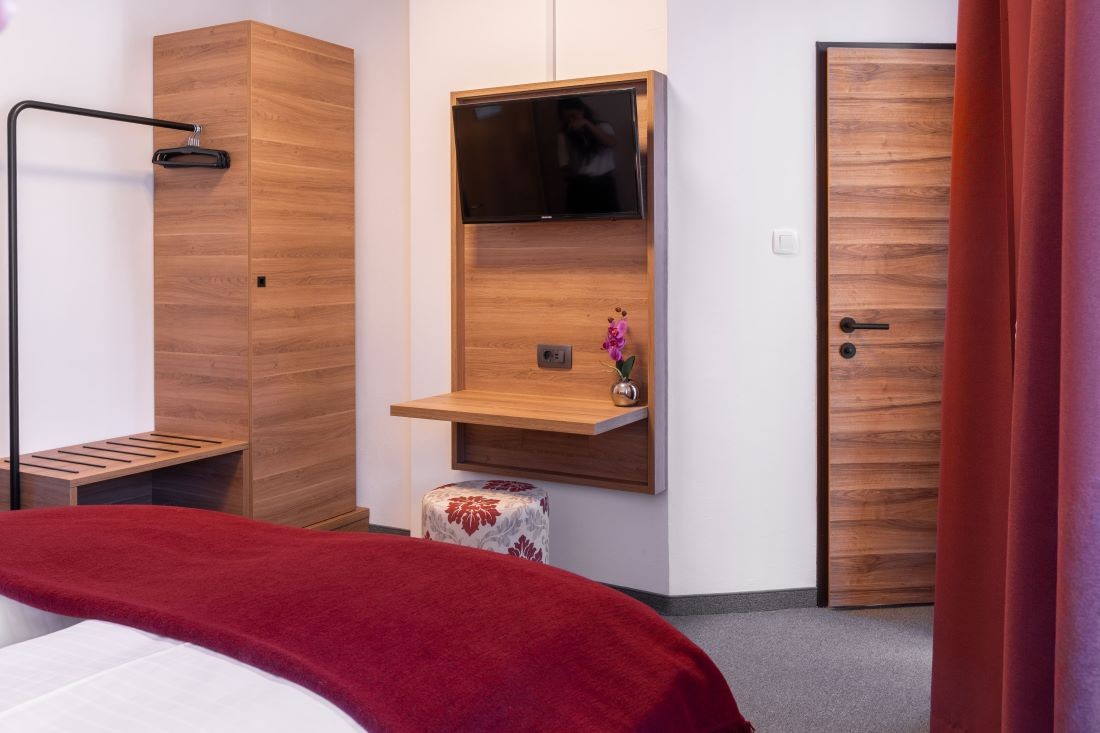 Ger&auml;umiges Doppelzimmer mit Dusche/Wc, Fr&uuml;hst&uuml;ck und WLAN