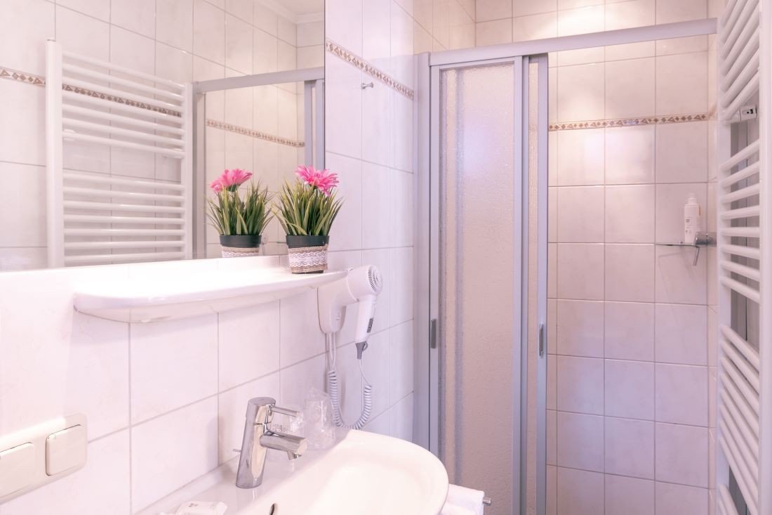 Badezimmer mit Dusche und WC