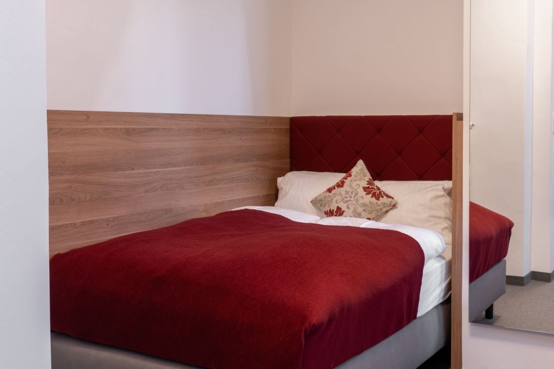 Ger&auml;umiges Mehrbettzimmer mit Dusche/WC, Fr&uuml;hst&uuml;ck und  WLAN