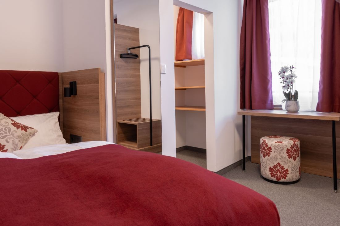 Ger&auml;umiges Mehrbettzimmer mit Dusche/WC, Fr&uuml;hst&uuml;ck und  WLAN