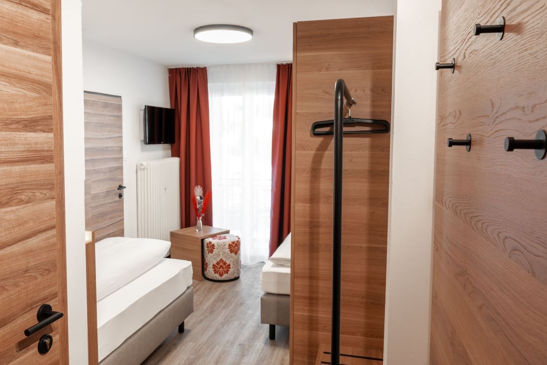 Zweibettzimmer mit Fr&uuml;hst&uuml;ck, Dusche/WC und WLAN