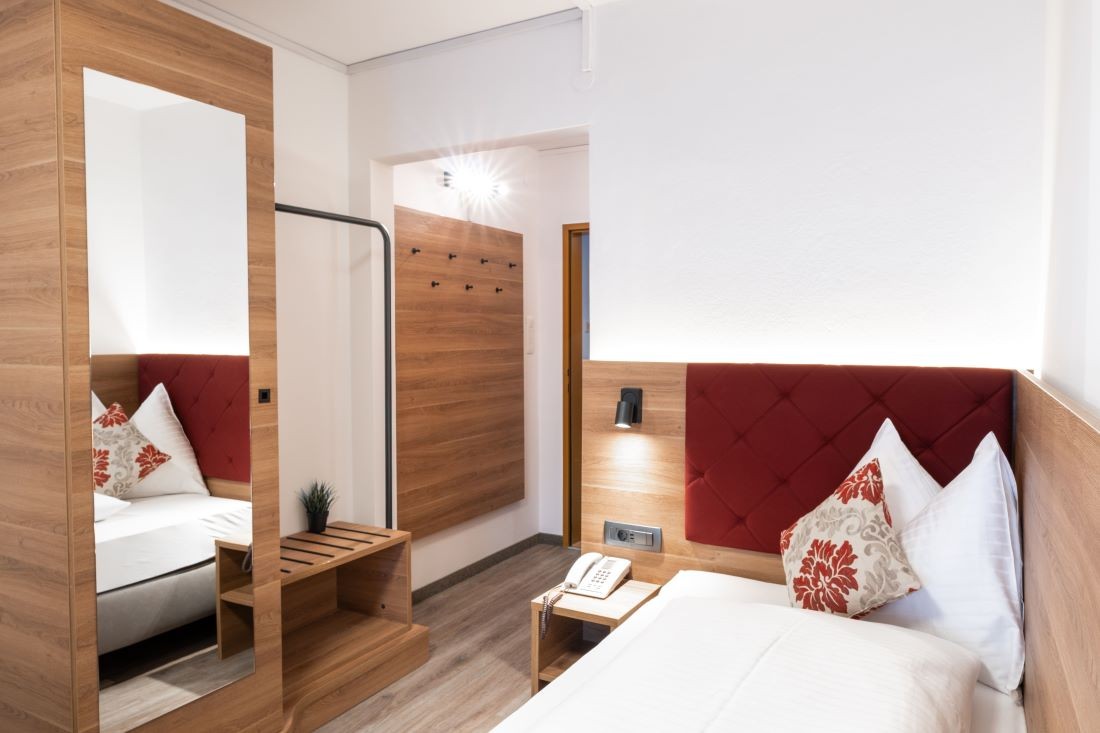 Zweibettzimmer mit Fr&uuml;hst&uuml;ck, Dusche/WC und WLAN